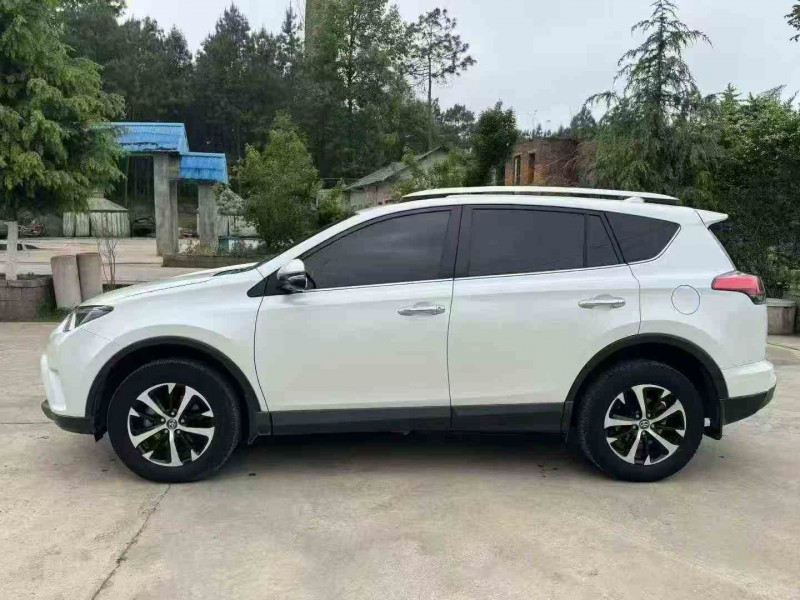 铜仁19年丰田RAV4荣放9