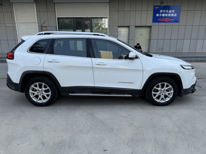 济宁16年Jeep自由光7