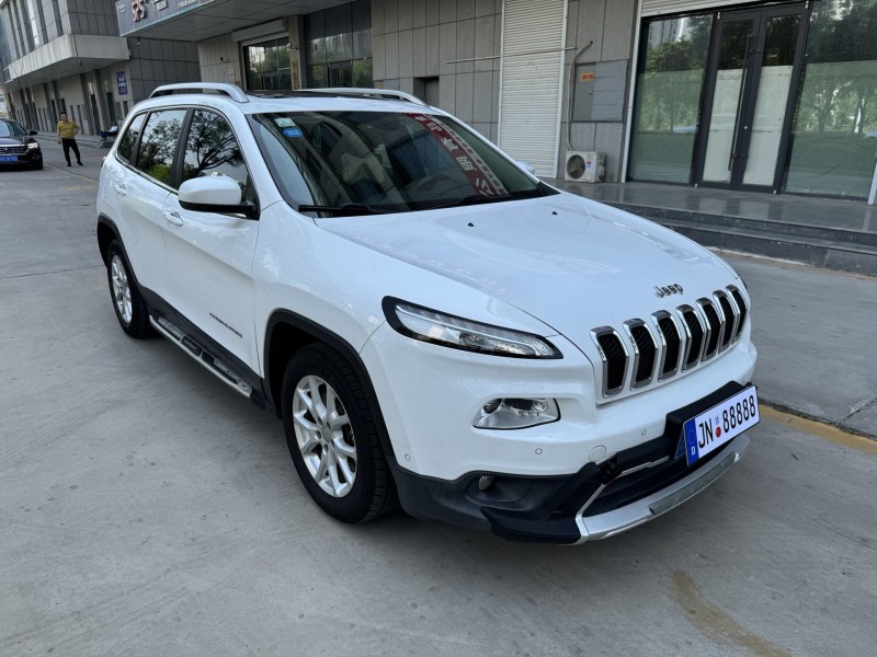 济宁16年Jeep自由光9