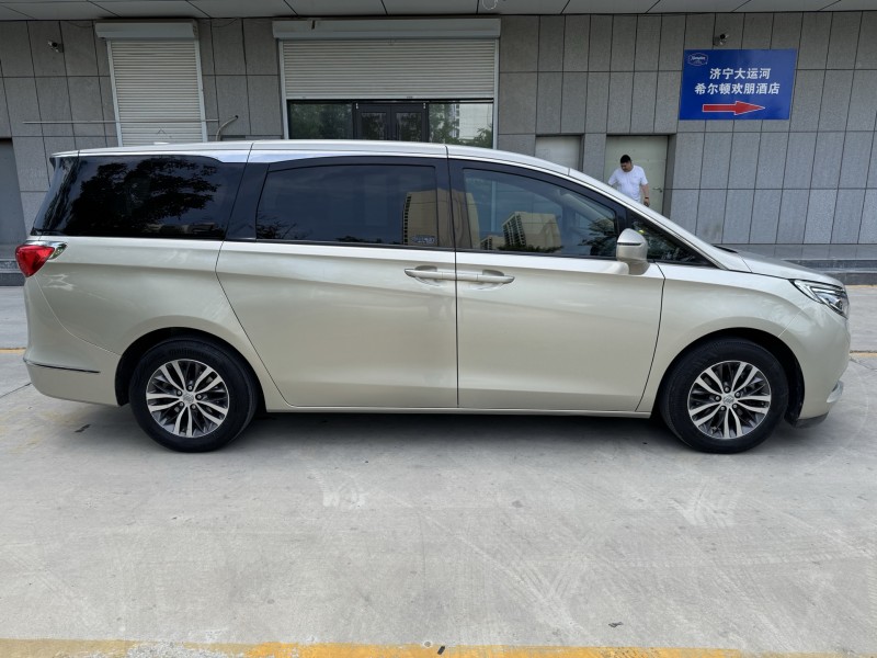 济宁19年别克GL84