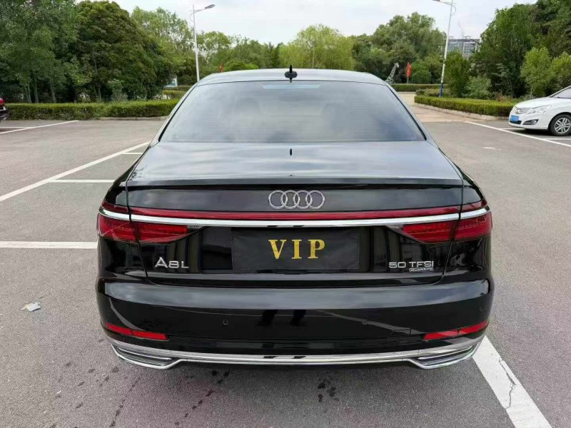 济宁21年奥迪A8L9