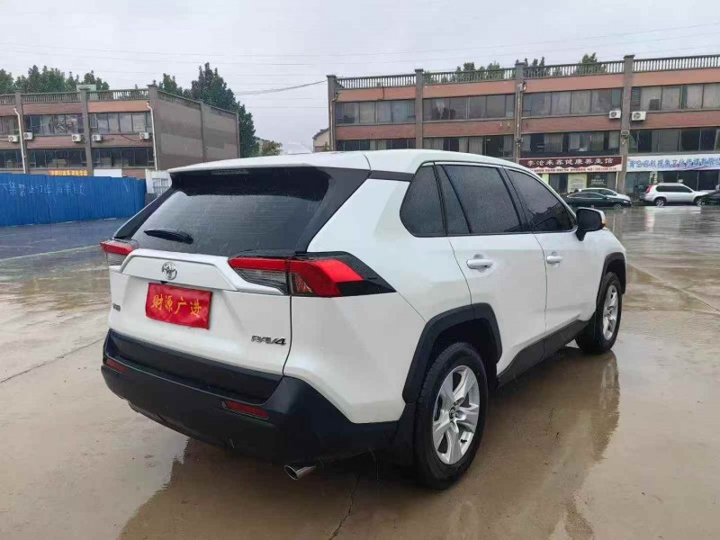 新乡25年丰田RAV4荣放7