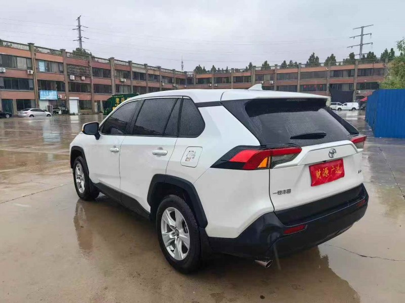 新乡25年丰田RAV4荣放8