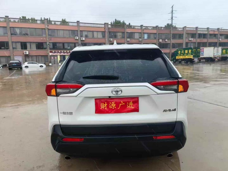 新乡25年丰田RAV4荣放9