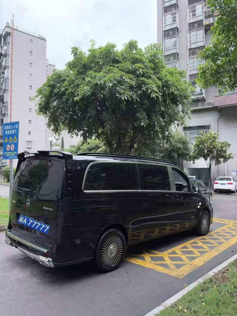 重庆24年奔驰威霆8