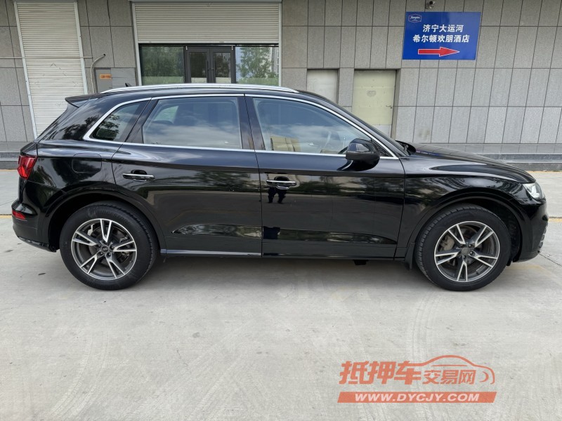 济宁21年奥迪Q58