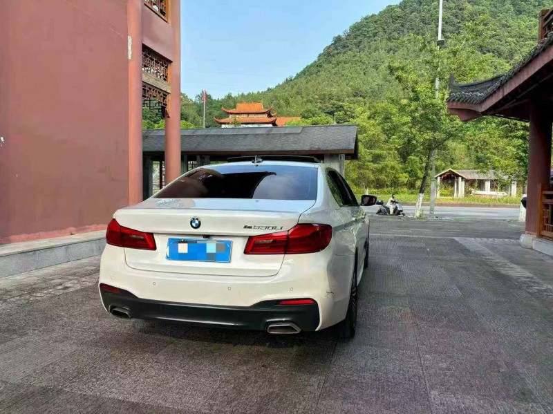重庆17年宝马5系8