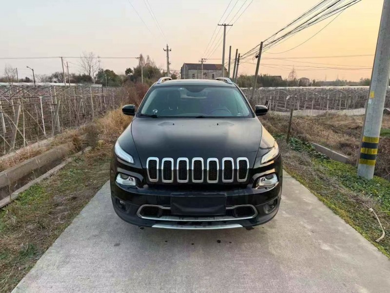 绍兴20年Jeep自由光1