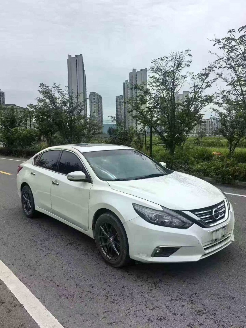 绍兴18年日产天籁2