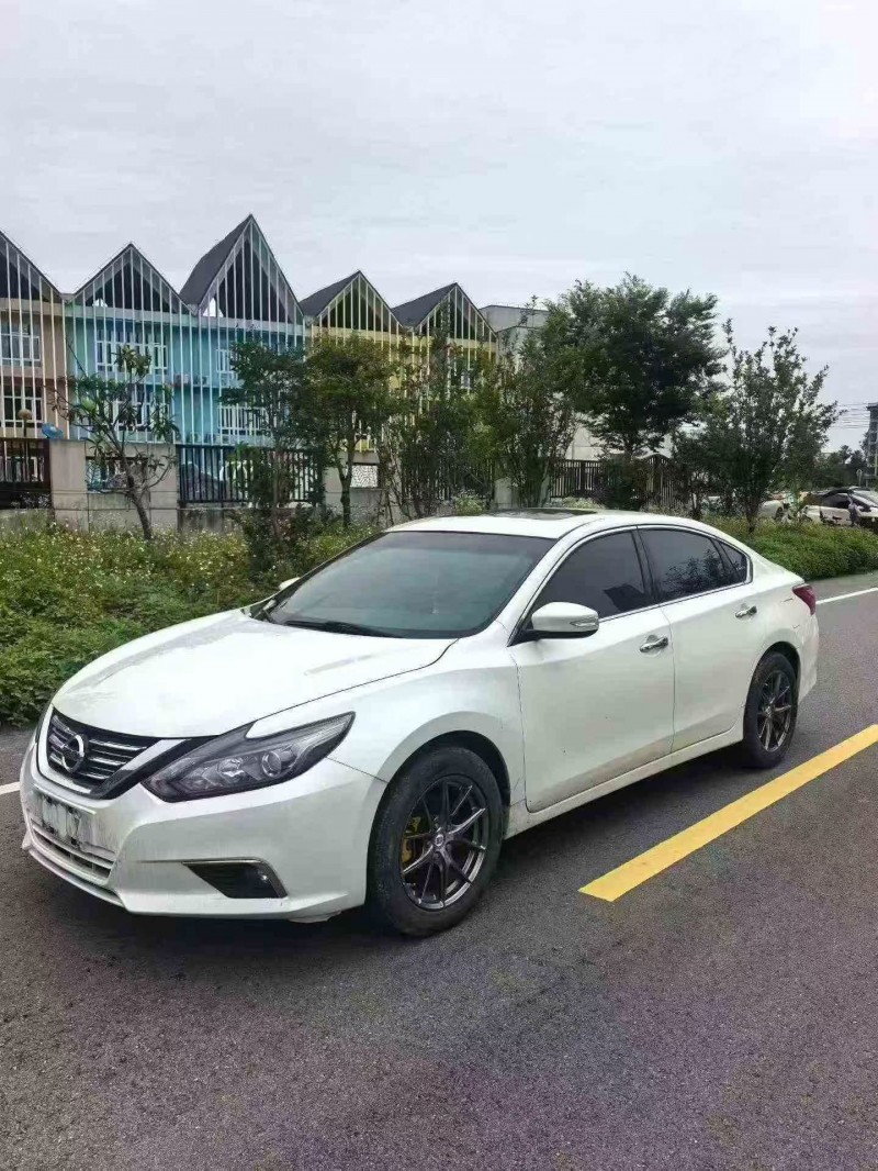绍兴18年日产天籁3