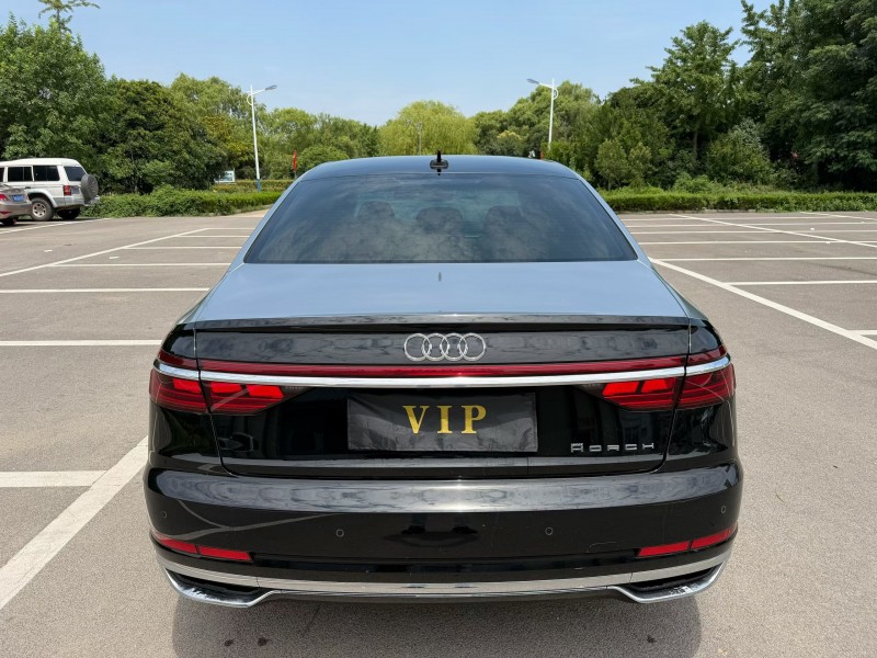 济宁22年奥迪A8L9
