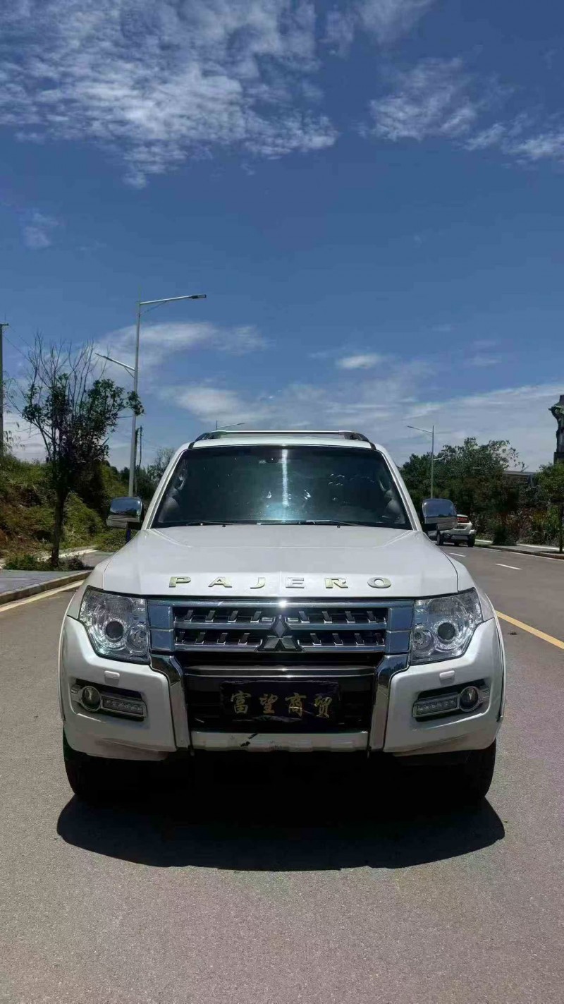 钦州17年三菱帕杰罗1