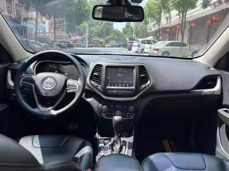 邵阳19年Jeep自由光4