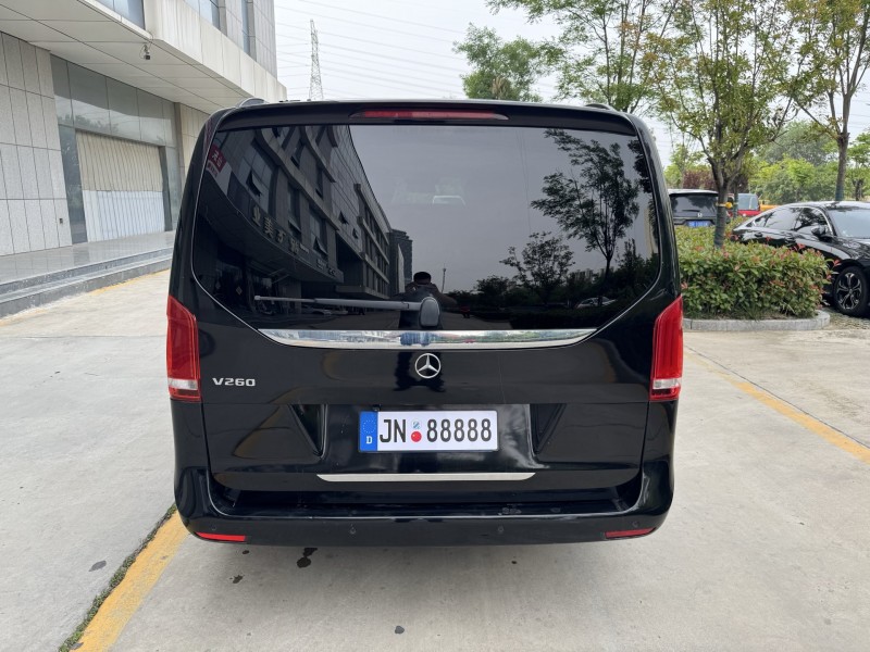 济宁21年奔驰V8