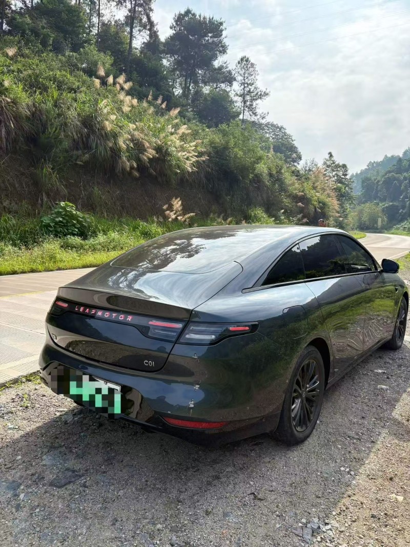 广州23年零跑汽车C017