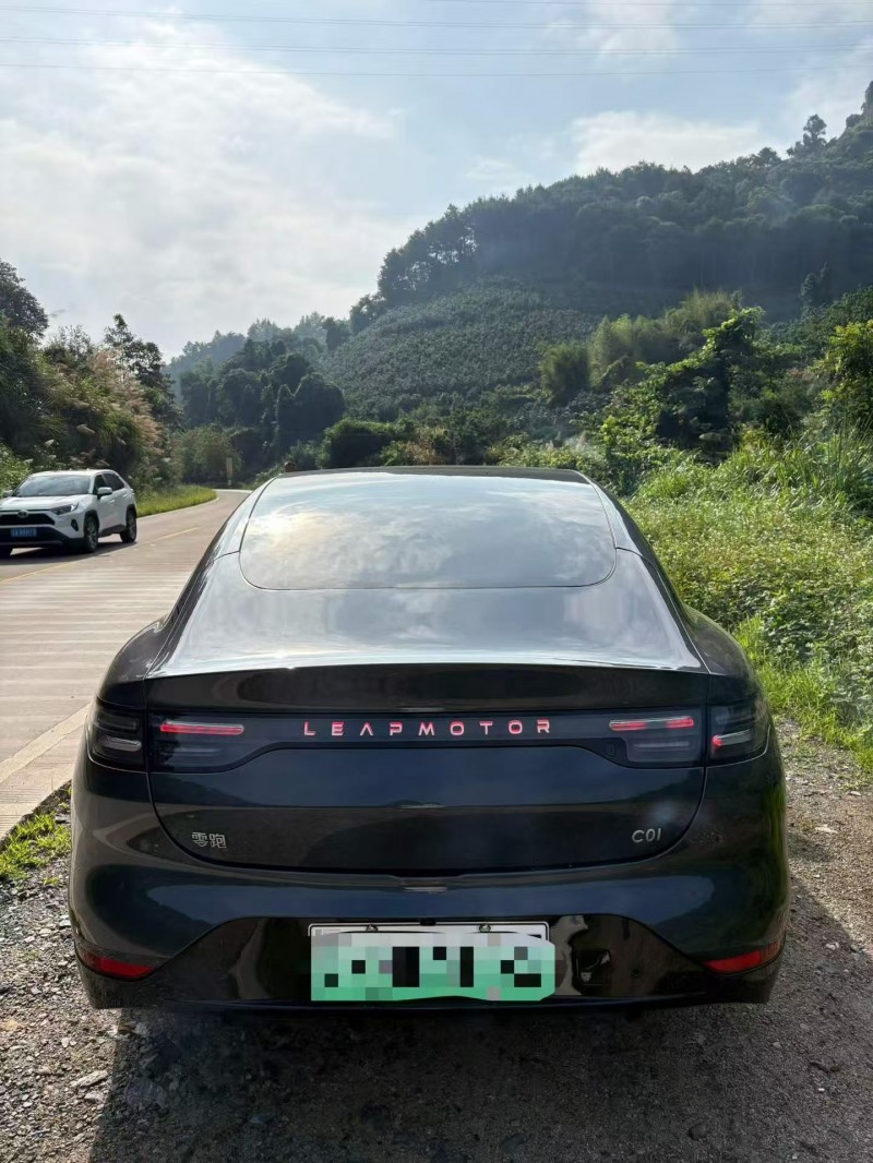 广州23年零跑汽车C019