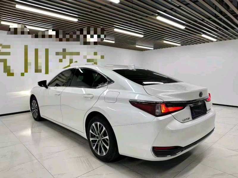 成都24年雷克萨斯ES7