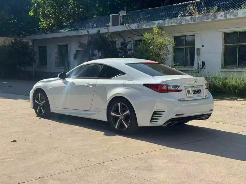 新乡18年雷克萨斯RC8