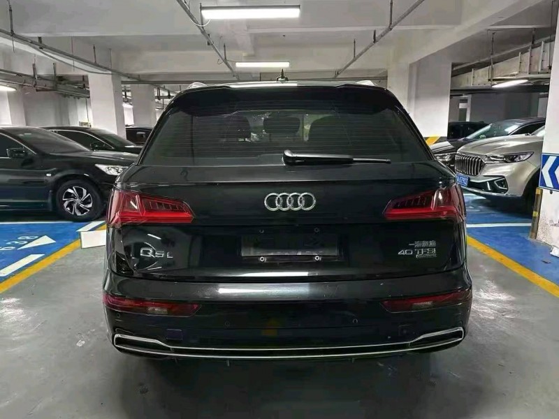 成都20年奥迪Q58