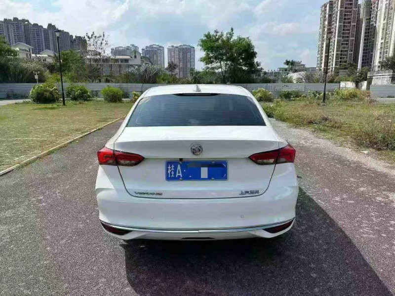 南宁24年别克威朗9