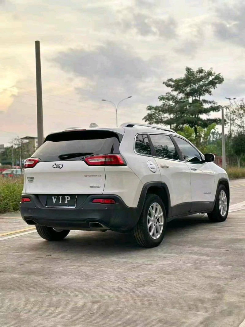 防城港17年Jeep自由光9