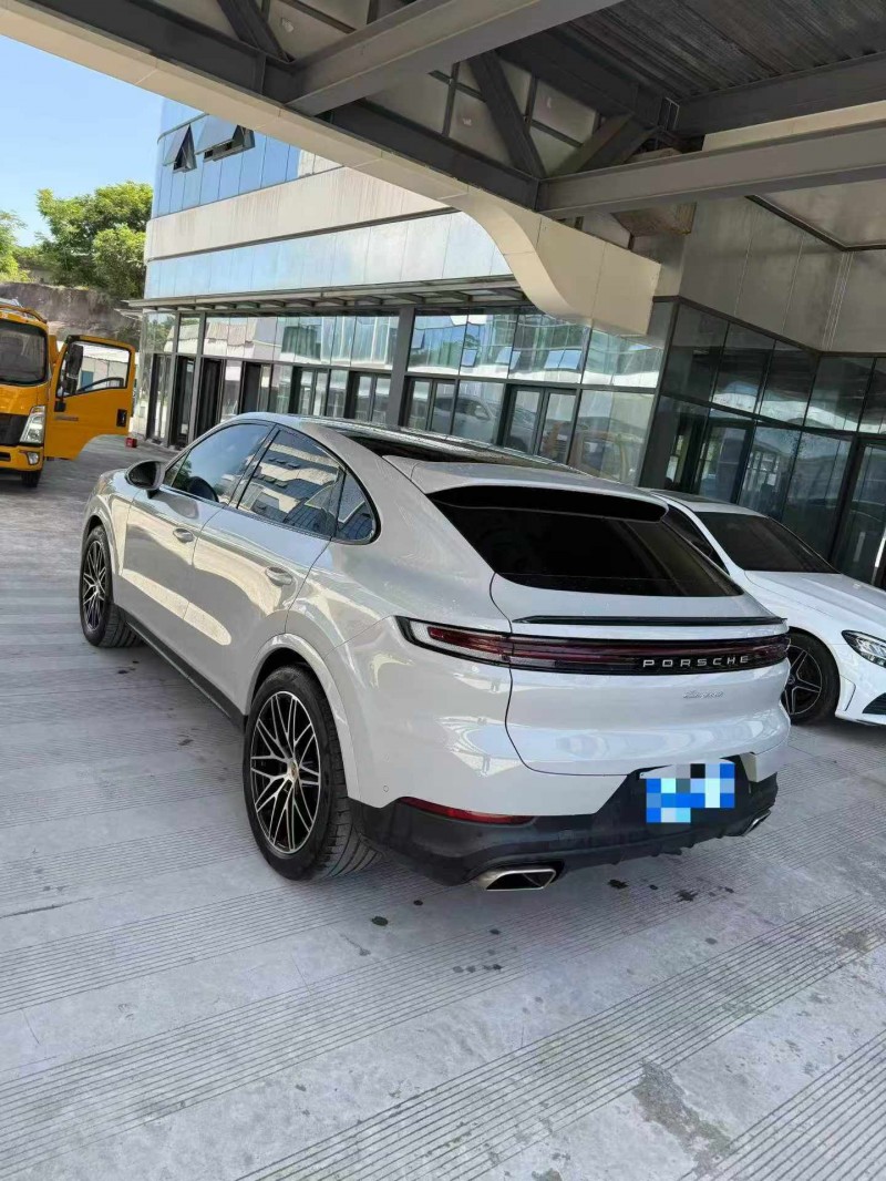 乐山23年保时捷卡宴6