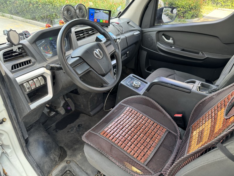 济宁24年飞碟箱货货车6