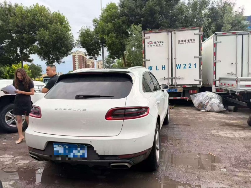 赤峰16年保时捷Macan9
