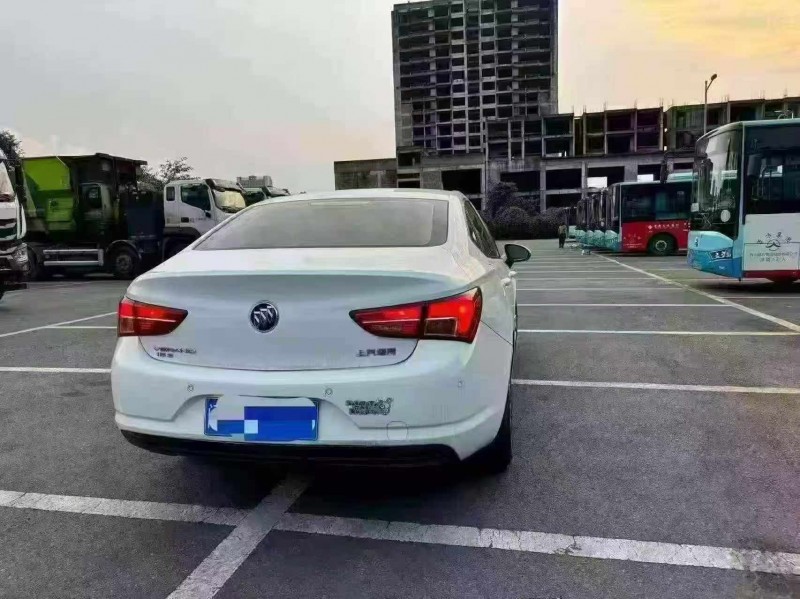 重庆18年别克威朗8