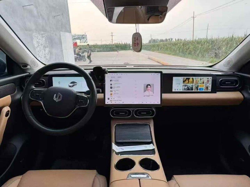 东营25年零跑汽车C114