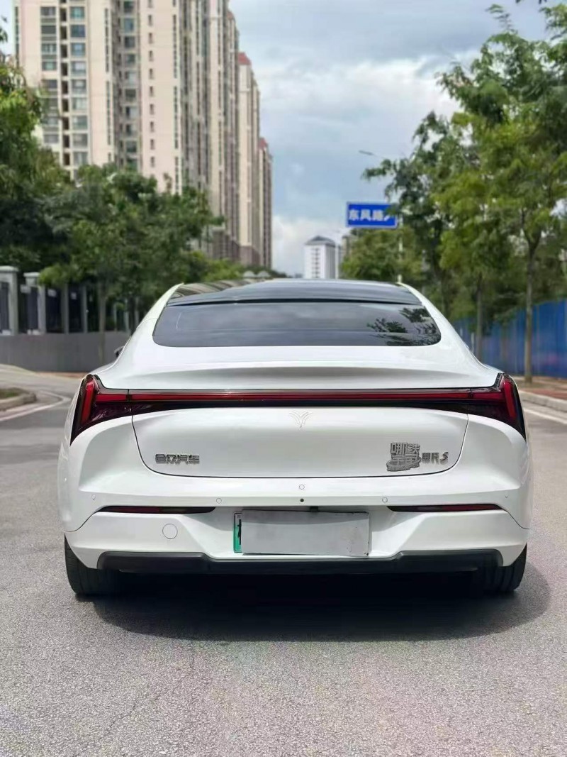 济宁23年哪吒S8