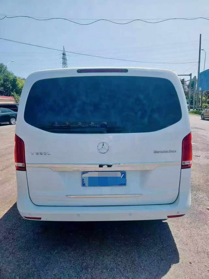 天津16年奔驰V8