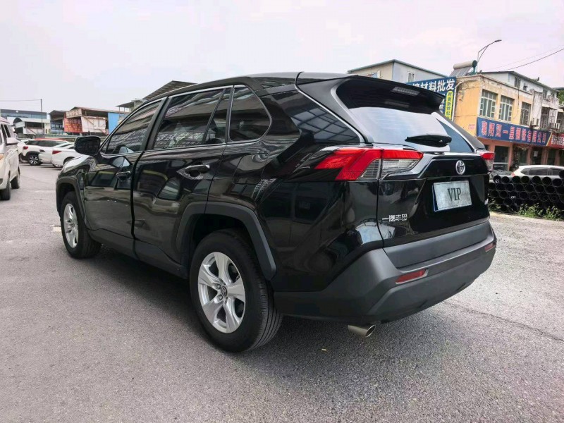 襄阳25年丰田RAV47