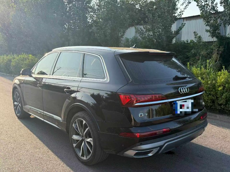 济宁21年奥迪Q78