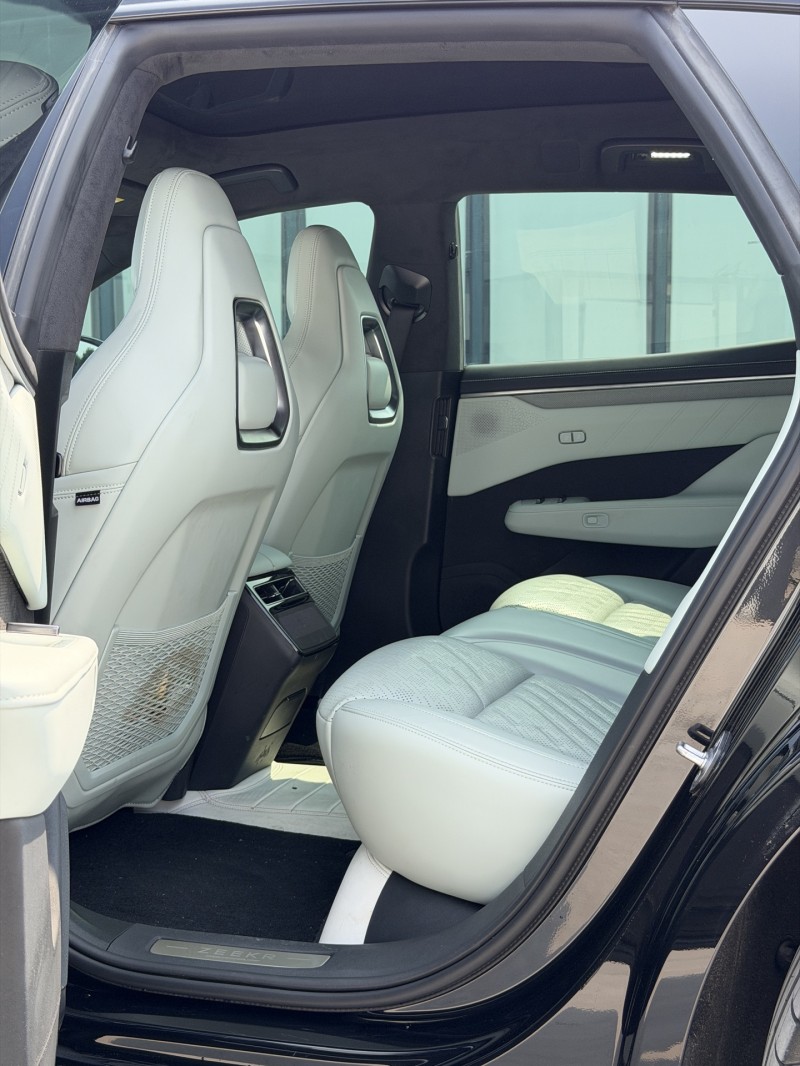 新乡24年极氪汽车0016