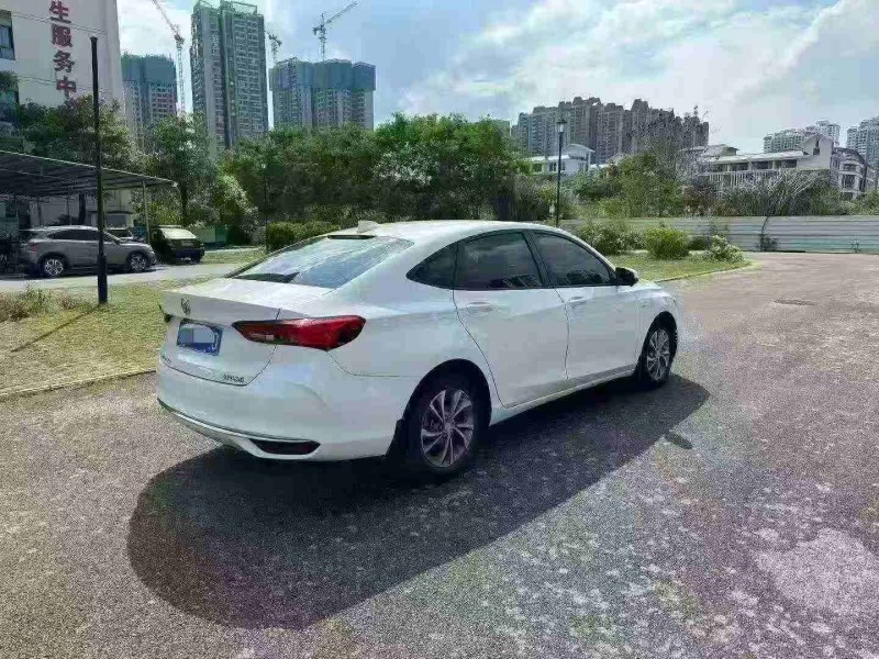南宁24年别克威朗7
