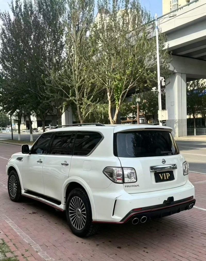 伊春17年日产途乐7