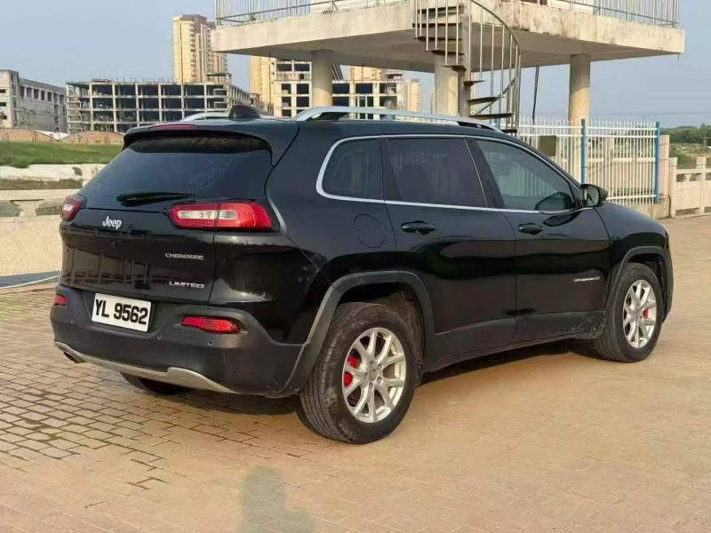 安阳18年Jeep自由光4