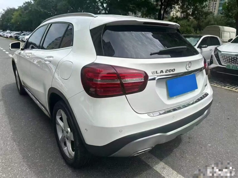新乡19年奔驰GLA7