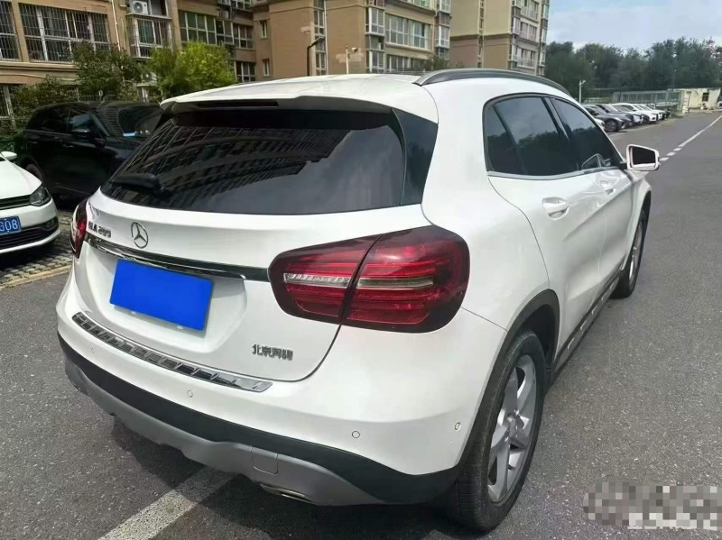 新乡19年奔驰GLA8