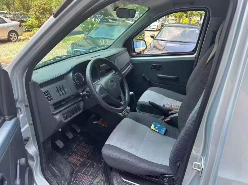 鹤壁26年长安汽车新豹MINI6