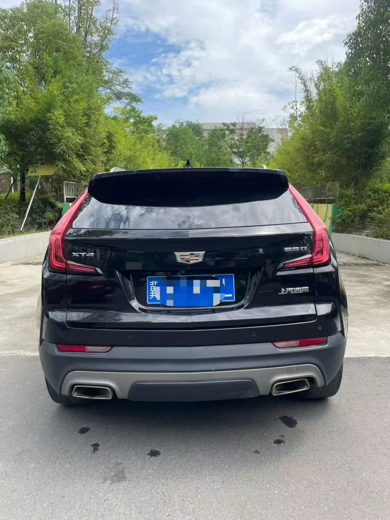 成都20年凯迪拉克XT43