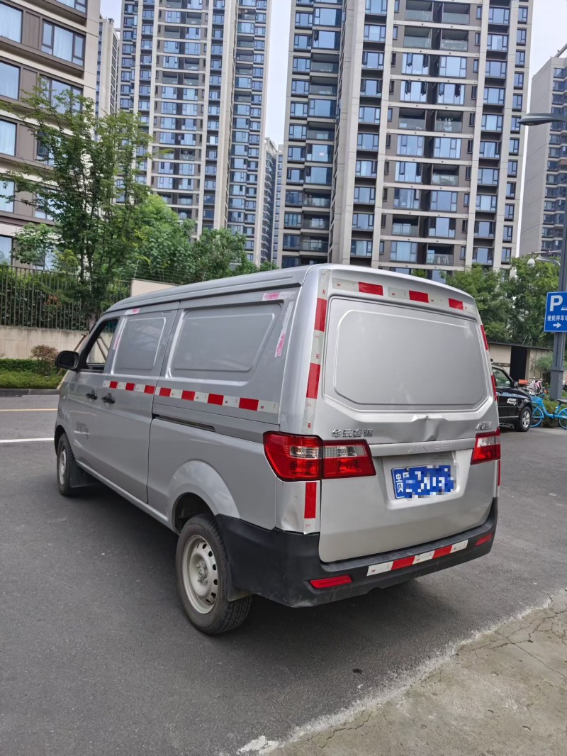 成都23年华晨海狮8