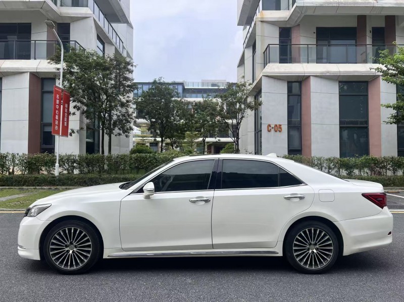 广州19年丰田皇冠3