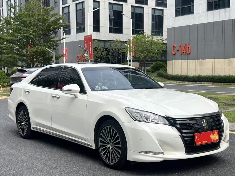 广州19年丰田皇冠4