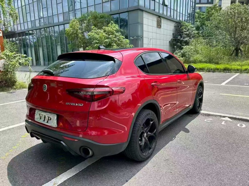 淮安19年阿尔法·罗密欧Stelvio5