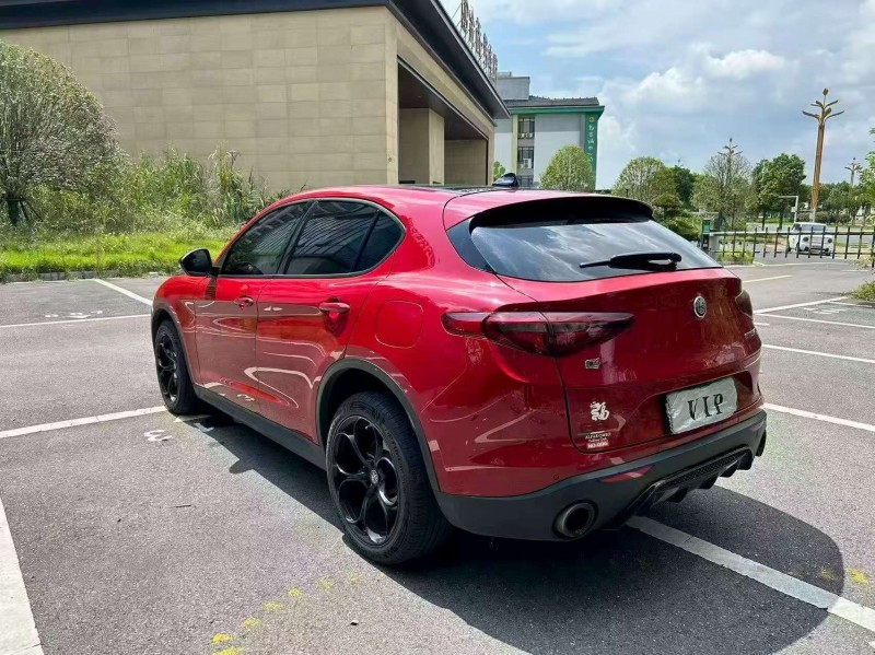淮安19年阿尔法·罗密欧Stelvio6
