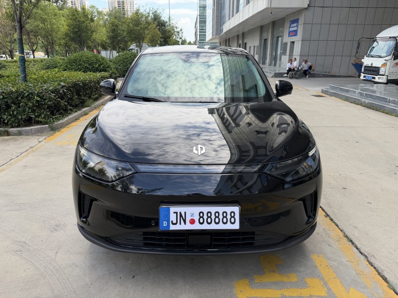 济宁25年零跑汽车C111