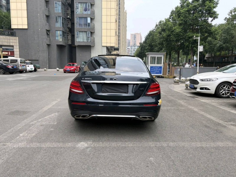 成都17年奔驰E8