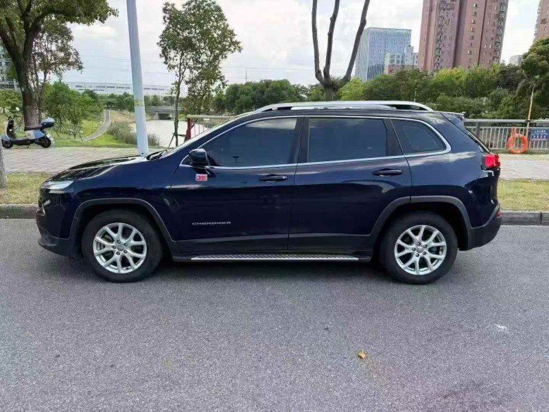 鄂州18年Jeep自由光8